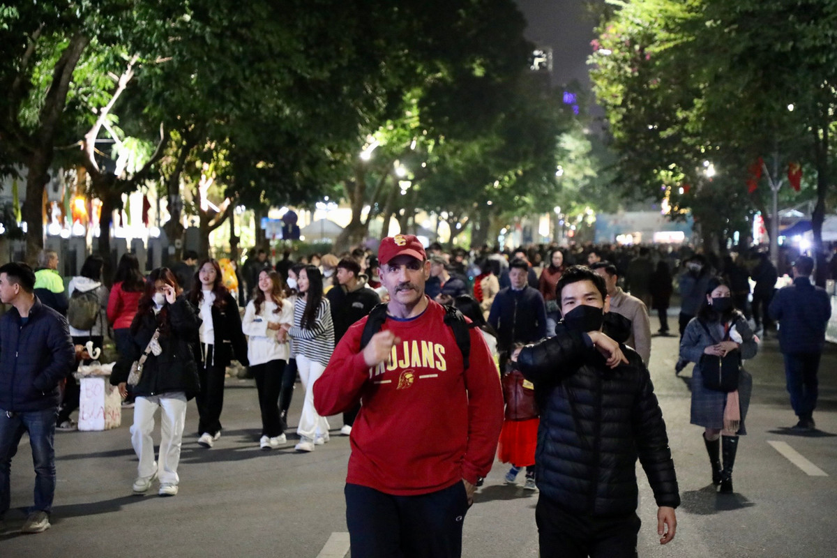 Đến 19h, lượng người đổ về phố đi bộ Hồ Gươm mỗi lúc một đông. Chương trình thu hút đông đảo du khách quốc tế.