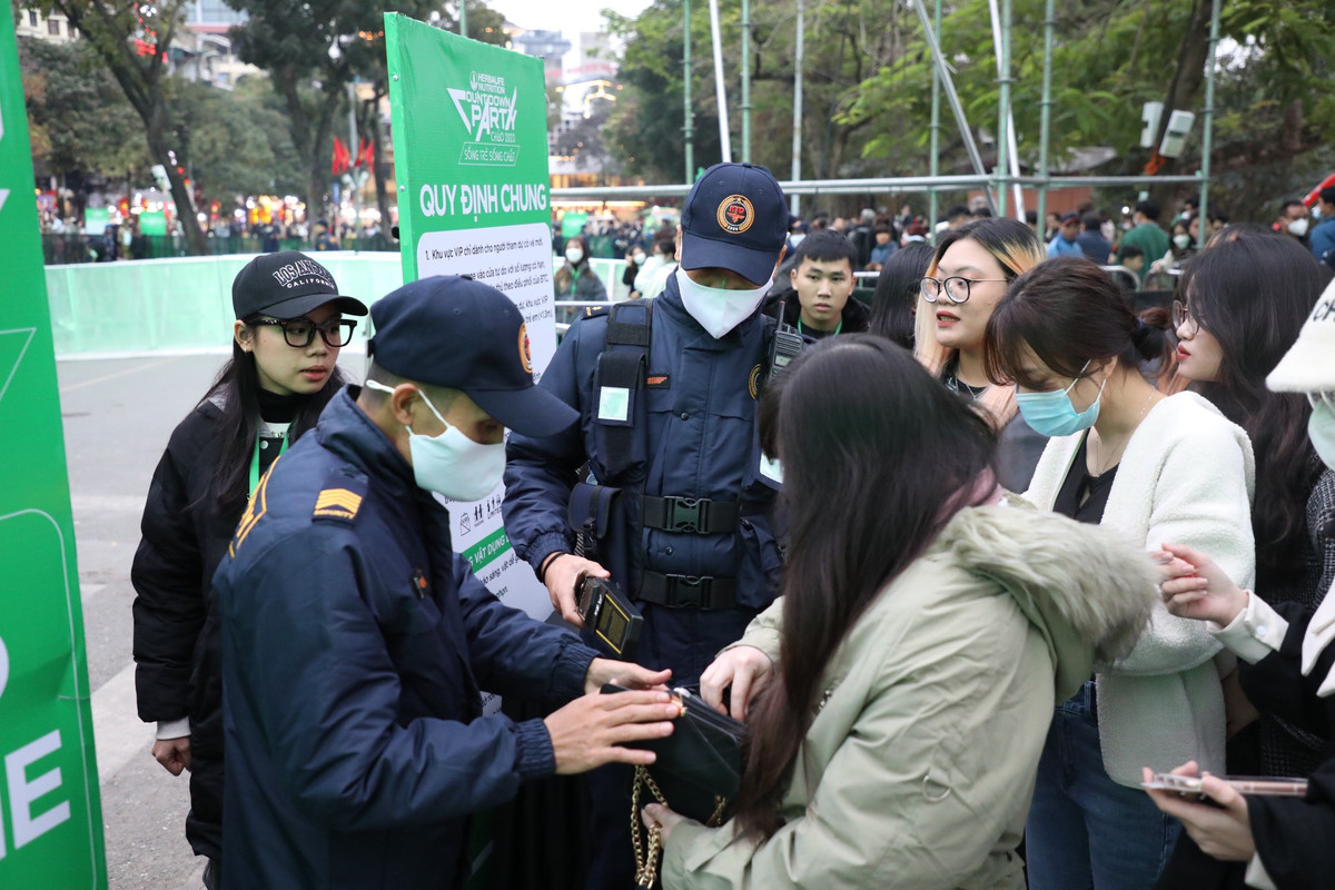 Năm nay an ninh được tổ chức vô cùng nghiêm ngặt. Tất cả mọi người vào trong khu vực khán đài để xem chương trình biểu diễn đều phải kiểm tra đảm bảo an ninh trật tự.