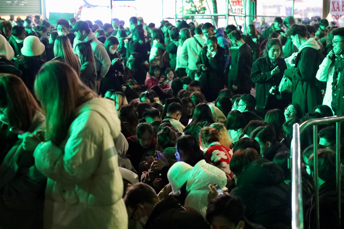 Nhiều người trong khi chờ chương trình diễn ra đã phải ngồi xuống cho đỡ mỏi chân.