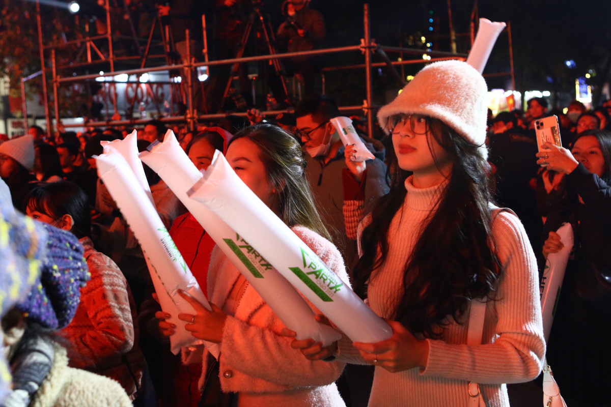 Các bạn trẻ hào hứng nhảy múa, hò hét hoà chung cùng âm nhạc sôi động để tạm biệt năm cũ.