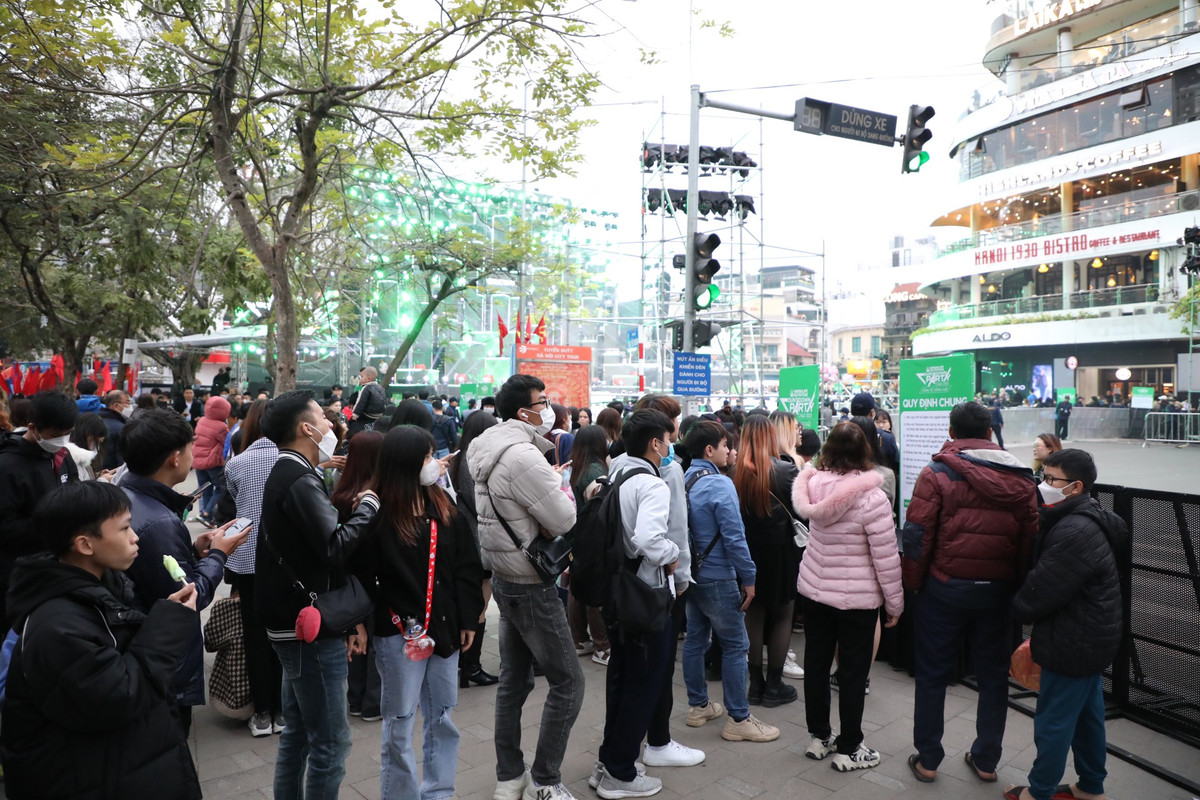 Lễ hội Countdown đếm ngược chúc mừng năm mới 2023 tại Hà Nội được tổ chức ở khu vực quảng trường Đông Kinh Nghĩa Thục vào tối 31/12/2022 - 0h00 ngày 1/1/2023. Nhưng ngay từ 16h người dân đã xếp hàng chọn vị trí đẹp nhất để cùng đón thời khắc quan trọng này.