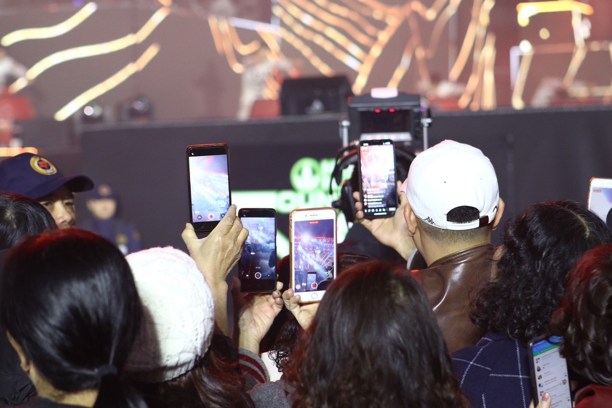 Rất nhiều người đã lấy điện thoại ghi lại những màn biểu diễn ấn tượng này.