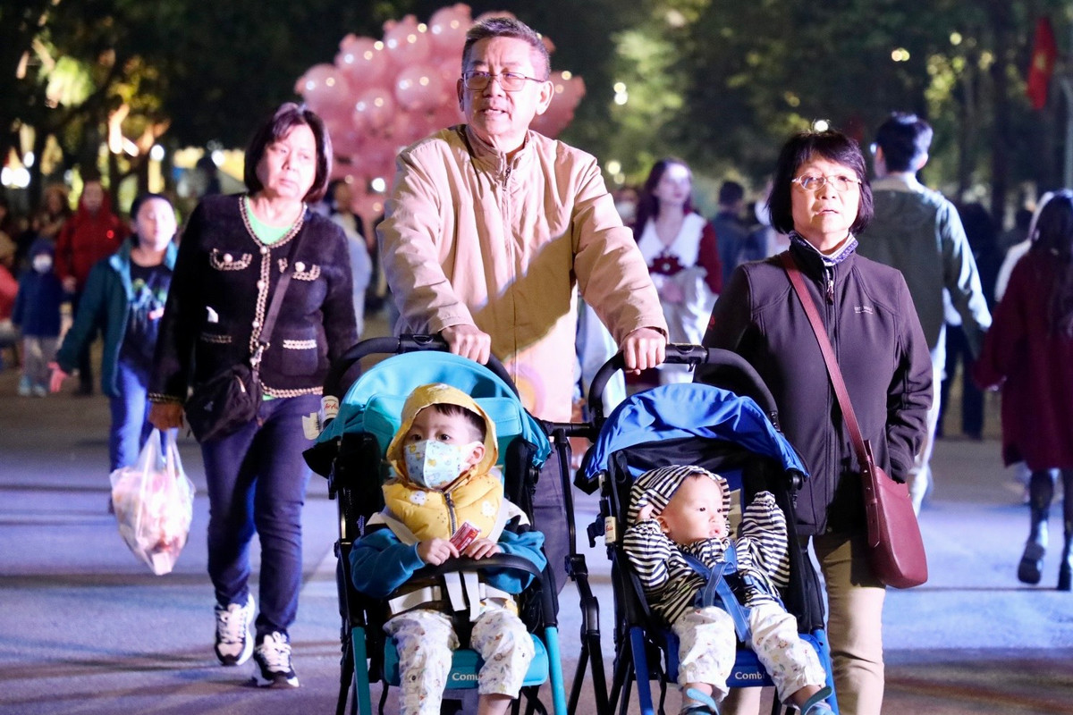 Các bạn nhỏ cũng được phụ huynh dẫn tới tham gia sự kiện đặc biệt này.