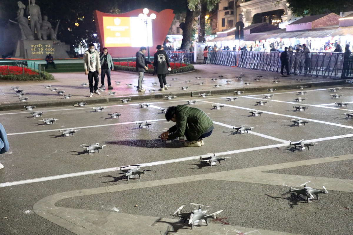 Hàng trăm thiết bị flycam chuyên nghiệp được Ban Tổ chức chuẩn bị tại khu vực vườn hoa Lý Thái Tổ.