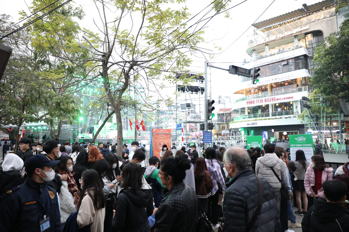 Theo ghi nhận của PV, ngay từ 16h ngày 31/12/2022, trên khắp các con phố xung quanh khu vực hồ Hoàn Kiếm đã đông nghịt người.