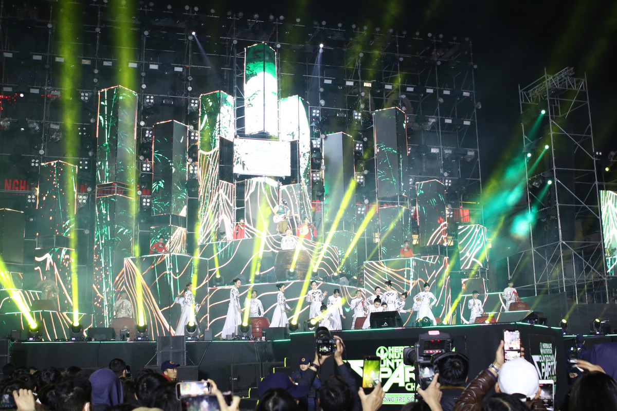 Đúng 20h45, đại tiệc âm nhạc đã được bắt đầu. Với hệ thống âm thanh ánh sáng đỉnh cao cùng sân khấu khủng với màn hình LED khổng lồ sẽ chiêu đãi người dân và du khách một chương trình đáng nhớ.