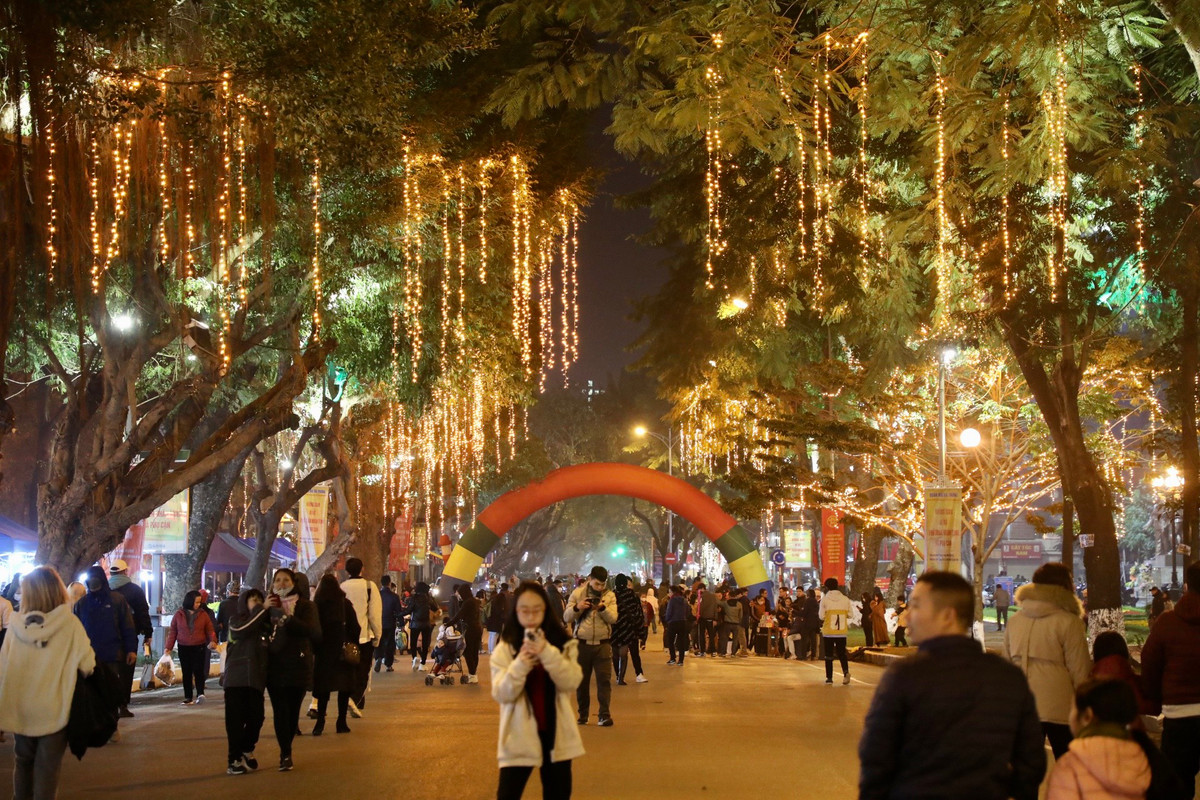 Tối 30/12, quận Hai Bà Trưng đã tổ chức lễ khai trương không gian phố đi bộ Trần Nhân Tông và phụ cận. Phạm vi không gian đi bộ của giai đoạn 1 bao gồm: Đoạn tuyến phố Trần Nhân Tông (từ nút giao với phố Quang Trung đến ngã ba Trần Bình Trọng), trục chính Công viên Thống Nhất (đoạn từ cổng Công viên Thống Nhất đến hồ Bảy Mẫu) và toàn bộ khu vực vườn hoa, cây xanh, đường dạo xung quanh hồ Thiền Quang. Tổng chiều dài tuyến phố đi bộ khoảng 1.600m.