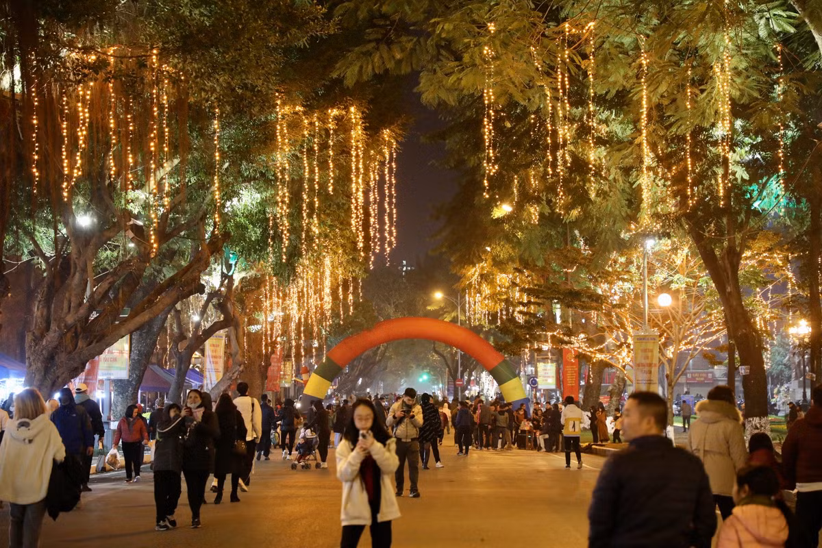 Tối 30/12, quận Hai Bà Trưng đã tổ chức lễ khai trương không gian phố đi bộ Trần Nhân Tông và phụ cận. Phạm vi không gian đi bộ của giai đoạn 1 bao gồm: Đoạn tuyến phố Trần Nhân Tông (từ nút giao với phố Quang Trung đến ngã ba Trần Bình Trọng), trục chính Công viên Thống Nhất (đoạn từ cổng Công viên Thống Nhất đến hồ Bảy Mẫu) và toàn bộ khu vực vườn hoa, cây xanh, đường dạo xung quanh hồ Thiền Quang. Tổng chiều dài tuyến phố đi bộ khoảng 1.600m.