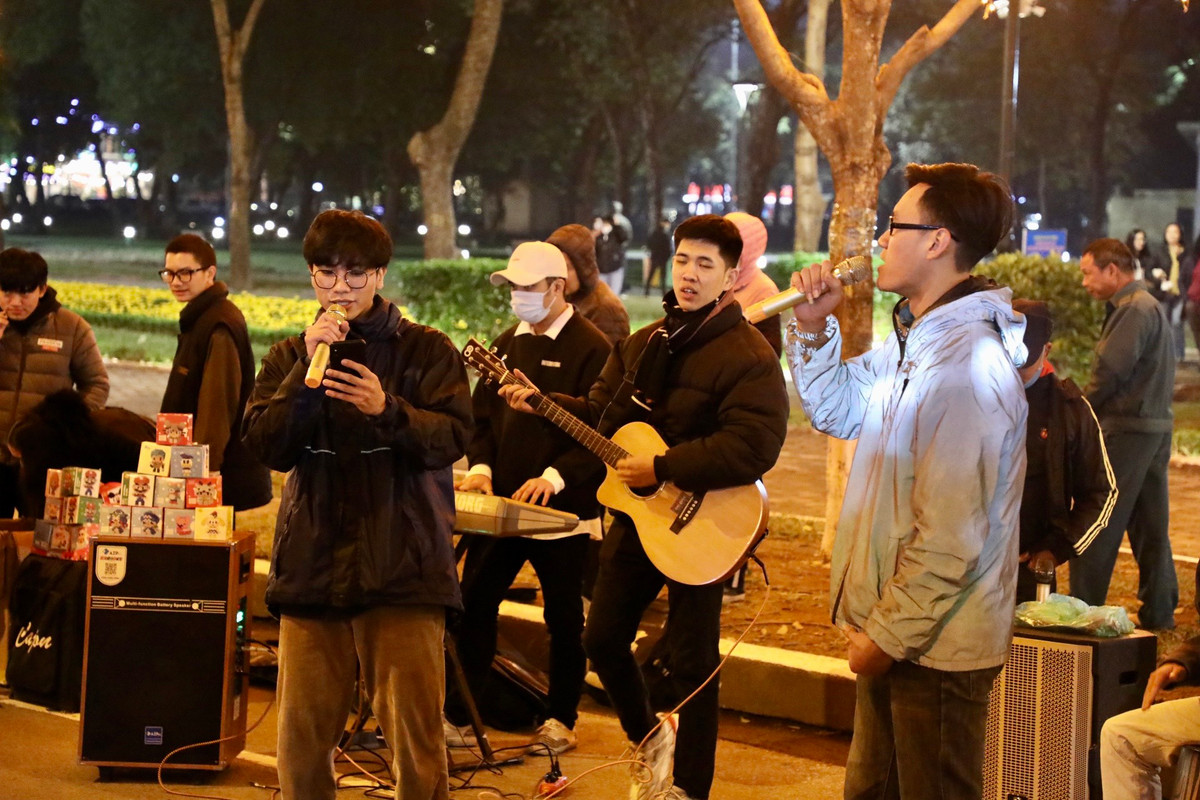 Chương trình âm nhạc đường phố cũng thu hút lượng lớn người xem. Đây là một trong những phố đi bộ tiếp theo của Thủ đô đi vào hoạt động nhằm đáp ứng nhu cầu vui chơi, giải trí của người dân.