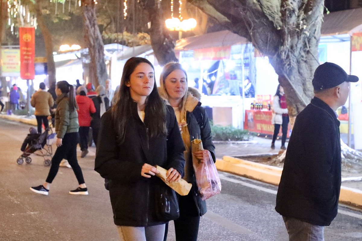 Phố đi bộ ngày đầu khai trương thu hút cả du khách nước ngoài tới trải nghiệm.