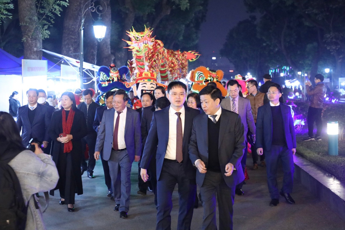 Lãnh đạo TP tham quan không gian phố đi bộ.