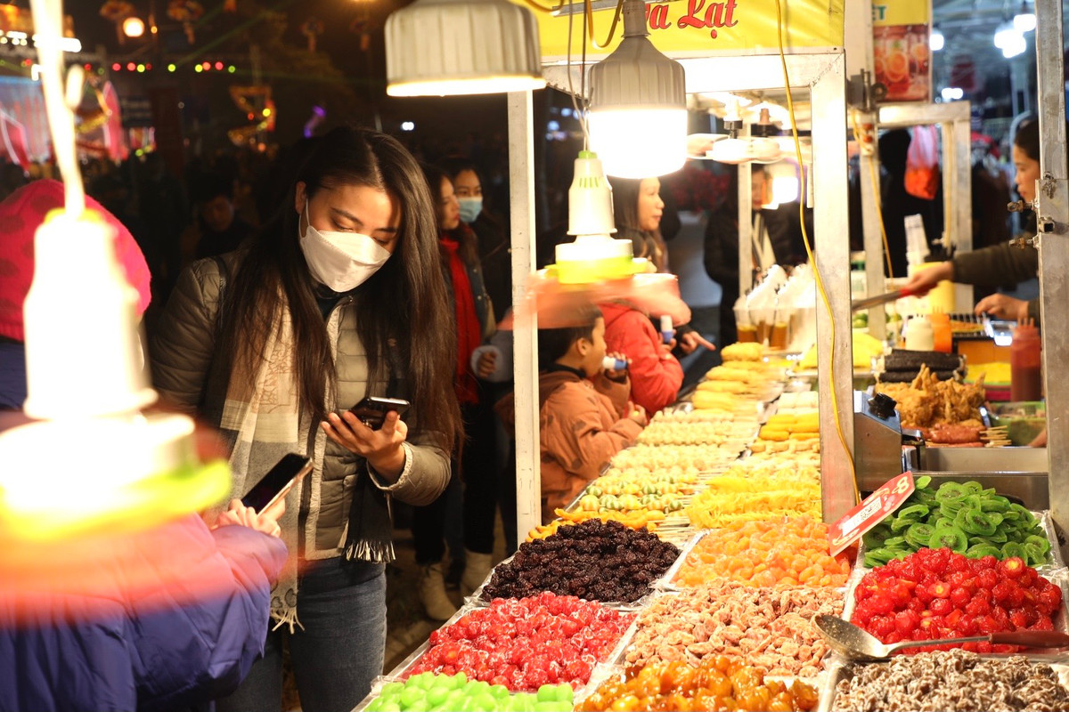 Chị Trần Mai Phương (quận Hoàng Mai, Hà Nội) cho biết: "Việc mở thêm một không gian phố đi bộ sẽ giúp người dân có nhiều lựa chọn hơn trong những ngày cuối tuần. Tôi thấy không gian phố đi bộ Trần Nhân Tông rất rộng rãi, thoáng và đẹp, tôi tin rằng trong tương lai sẽ là điểm đến của nhiều người vào mỗi dip cuối tuần."