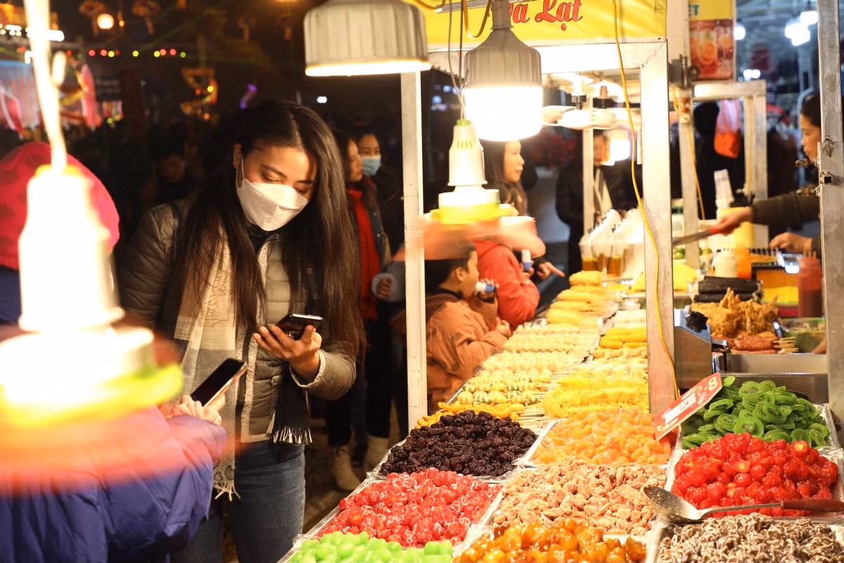 Chị Trần Mai Phương (quận Hoàng Mai, Hà Nội) cho biết: "Việc mở thêm một không gian phố đi bộ sẽ giúp người dân có nhiều lựa chọn hơn trong những ngày cuối tuần. Tôi thấy không gian phố đi bộ Trần Nhân Tông rất rộng rãi, thoáng và đẹp, tôi tin rằng trong tương lai sẽ là điểm đến của nhiều người vào mỗi dip cuối tuần."
