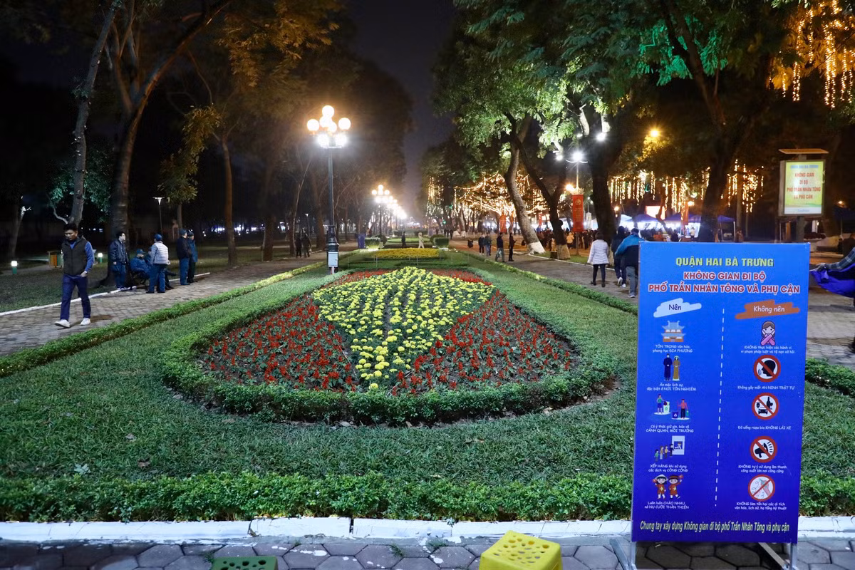 Quận Hai Bà Trưng tổ chức không gian đi bộ vào ngày thứ bảy, chủ nhật hằng tuần và các ngày lễ, sự kiện theo kế hoạch. Giờ hoạt động mùa hè từ 7h30 thứ bảy đến 24h chủ nhật; mùa đông từ 8h thứ bảy đến 24h chủ nhật; các dịp lễ hoặc khi có sự kiện đặc biệt sẽ được thông báo trước về kế hoạch tổ chức.