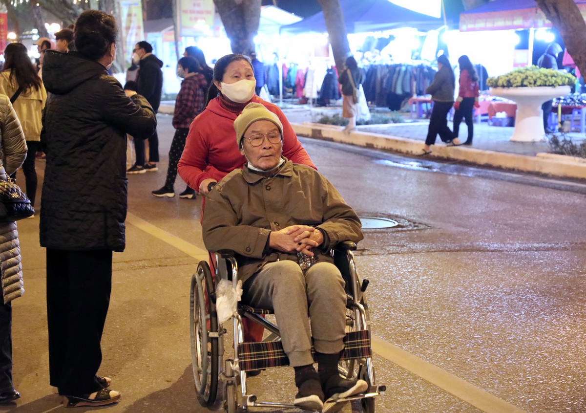 Một cụ ông phải di chuyển bằng xe lăn nhưng cũng tới tham quan.