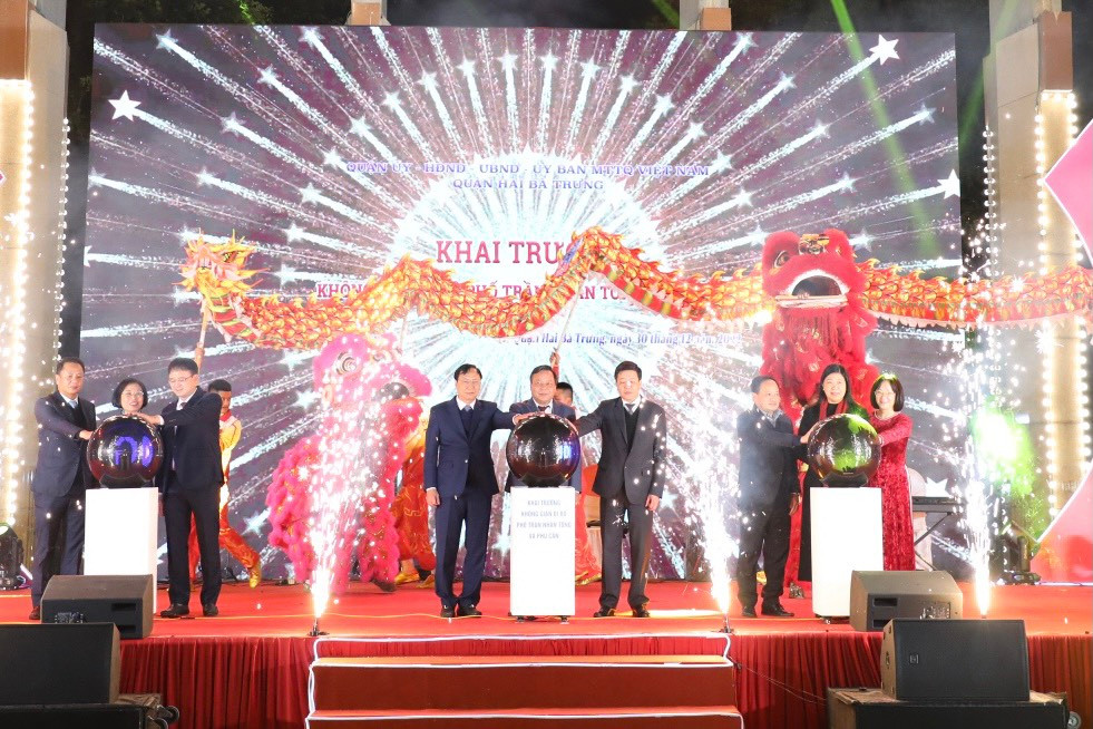 Các đồng chí lãnh đạo TP thực hiện nghi thức khai trương không gian đi bộ phố Trần Nhân Tông và phụ cận.