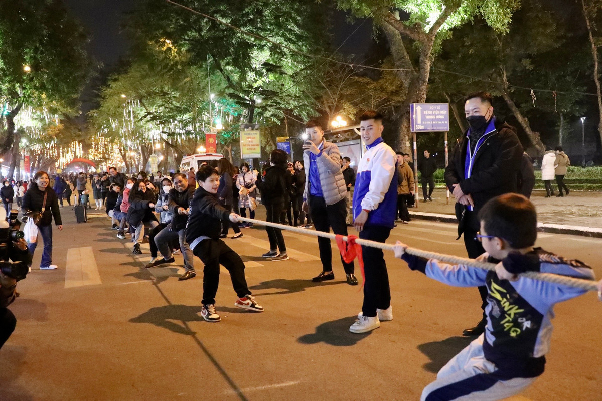 Các trò chơi dân gian như nhảy sạp, kéo co, nhảy dây... cũng được bố trí phục vụ nhu cầu của cả người lớn và trẻ nhỏ.