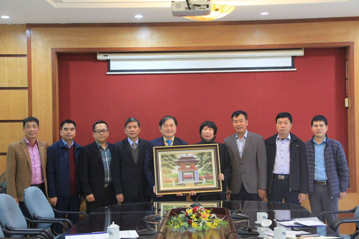 TSKH Phan Xuân Dũng cùng đoàn công tác VUSTA tặng qua lưu niệm cho Hội Khoa học và Công nghệ Chè Việt Nam và thăm Trung tâm nghiên cứu &amp; phát triển Chè thuộc Viện KHKT Nông lâm nghiệp miền núi phía Bắc (NOMAFSI).