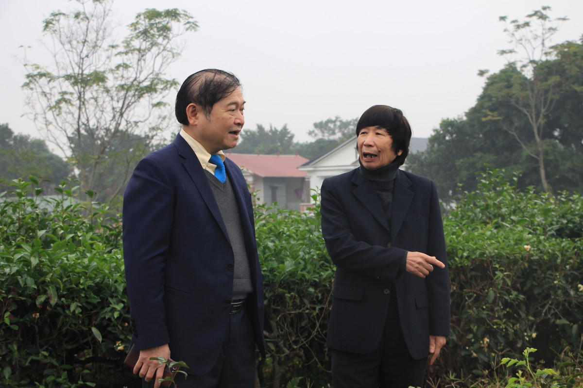 Ngay tại đồi Chè, TS Đỗ Văn Ngọc, Chủ tịch Hội KHCN Chè Việt Nam đã giới thiệu những giống chè đặc sắc mà các hội viên của Hội đã nghiên cứu và gieo trồng hiệu quả. Đây là những sản phẩm được tạo ra từ những nghiên cứu, sáng tạo khoa học công nghệ đặc trưng của Hội.