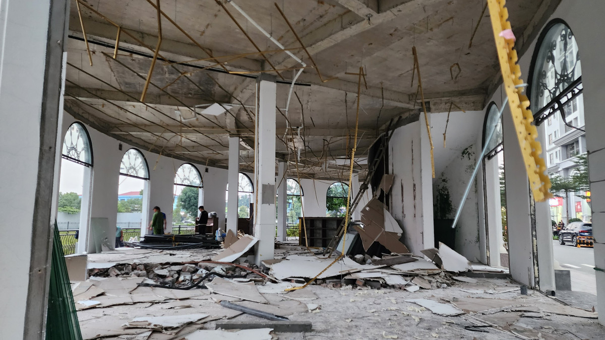 Ghi nhận của PV Báo Tri thức và Cuộc sống, chiều tối 11/12, công trình nhà hàng trái phép trên đã được quây rào bảo vệ an toàn và có công nhân thực hiện việc tháo dỡ bên trong.