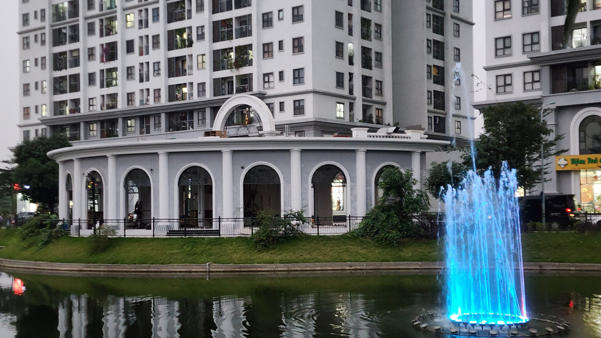 Tại dự án Chung cư Hateco 6 (tên thương mại là Hateco Apollo, phường Phương Canh, quận Nam Từ Liêm, TP. Hà Nội), chủ đầu tư là Công ty cổ phần Tập đoàn Hateco (Hateco Group) bất chấp quy hoạch được duyệt, tự ý tiến hành xây dựng nhà hàng trên khu đất ven hồ thuộc ô đất cây xanh, mặt nước để cho thuê làm nhà hàng. Việc chủ đầu tư tự ý thay đổi thiết kế, xây dựng hạng mục không phép khiến cư dân bức xúc.