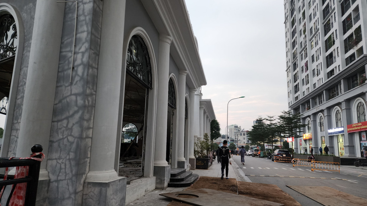 Theo khoản b, Điều 4, Quyết định số 2656/QĐ - XPVPHC nêu rõ, trong vòng 60 ngày Công ty Hateco phải thực hiện hoàn thiện thủ tục cấp phép xây dựng, nếu không sẽ bị cưỡng chế phá dỡ. Tuy nhiên, nhiều năm qua, công trình này vẫn chưa được chủ đầu tư tháo dỡ.