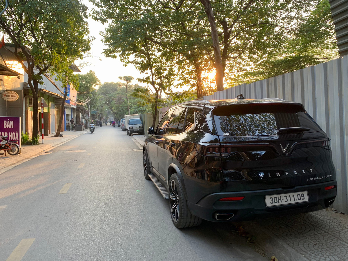 Vỉa hè tại ngõ 192 Lê Trọng Tấn (Thanh Xuân) cũng bị ô tô lấn chiếm để đỗ xe.