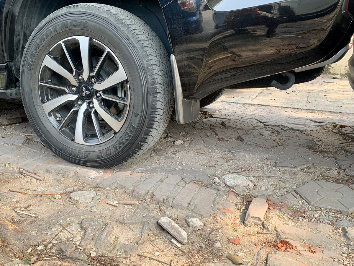 Những viên gạch, đá vỡ toác nghiêm trọng vẫn phải oằn mình gánh những chiếc ô tô.