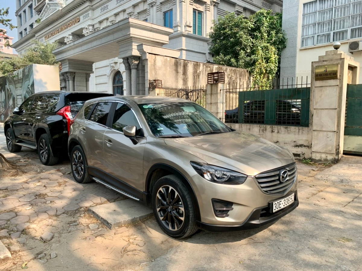 Tại đường Nghĩa Tân (quận Cầu Giấy), xe ô tô đỗ trên vỉa hè ngay trước cổng cơ quan.