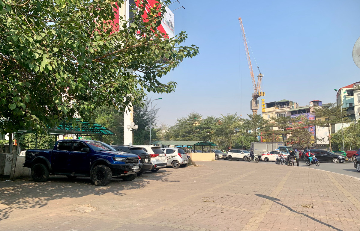 Ngày 16/12, Chủ tịch UBND Thành phố Hà Nội Trần Sỹ Thanh ký văn bản, yêu cầu UBND các quận, huyện, thị xã tăng cường kiểm tra, giám sát việc quản lý, sử dụng hè phổ theo đúng công năng, mục tiêu đầu tư và thiết kế được cấp có thẩm quyền phê duyệt. Chủ tịch UBND Thành phố Hà Nội yêu cầu: “Rà soát, tạm dừng ngay việc sử dụng hè phố làm các điểm đỗ xe ô tô, tập kết vật liệu xây dựng gây hư hỏng, lún nứt hè phố...".