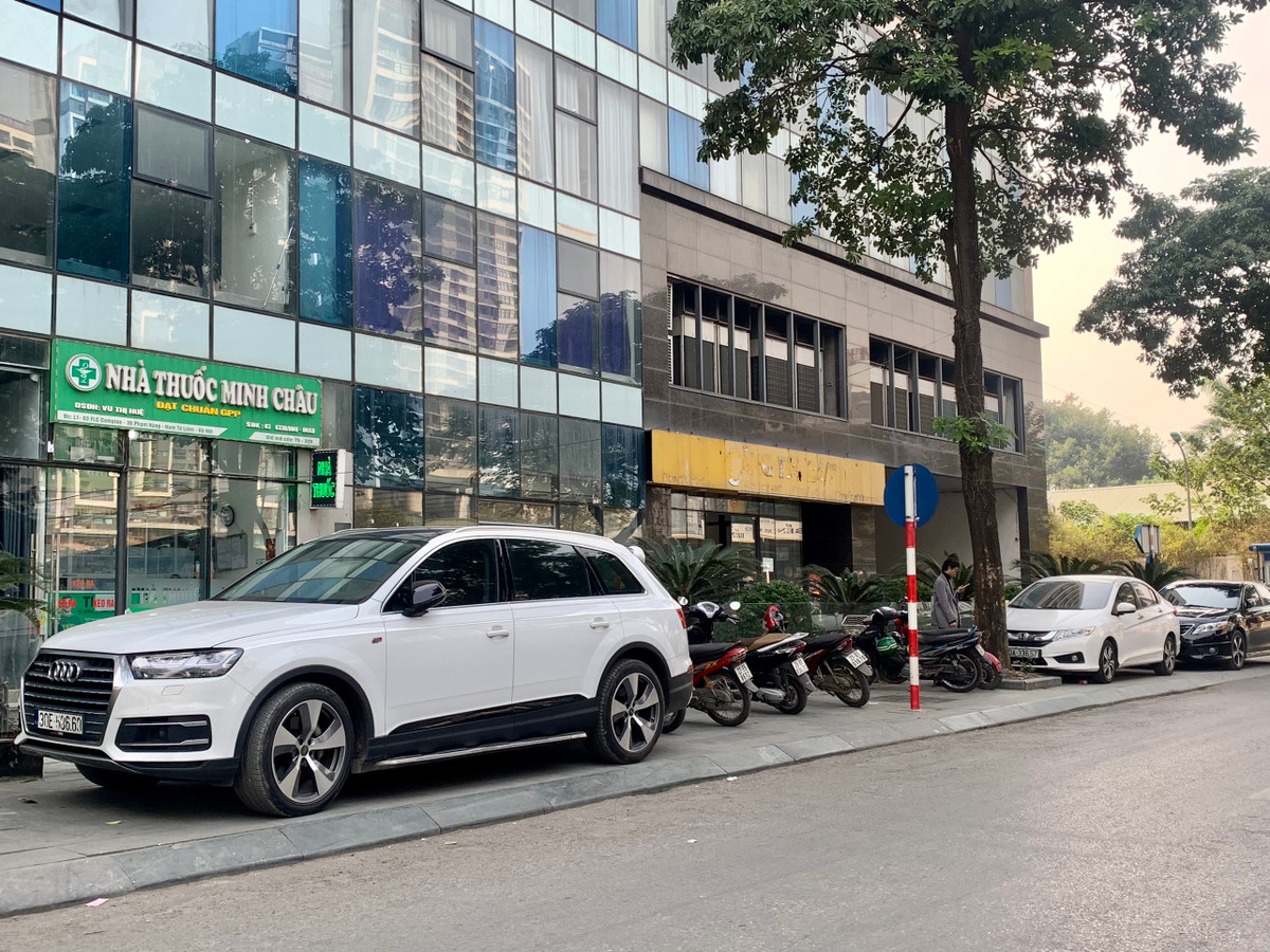 Tuyến đường Phạm Hùng (Cầu Giấy, cạnh bến xe Mỹ Đình) ô tô đỗ chắn hết lối đi bộ.