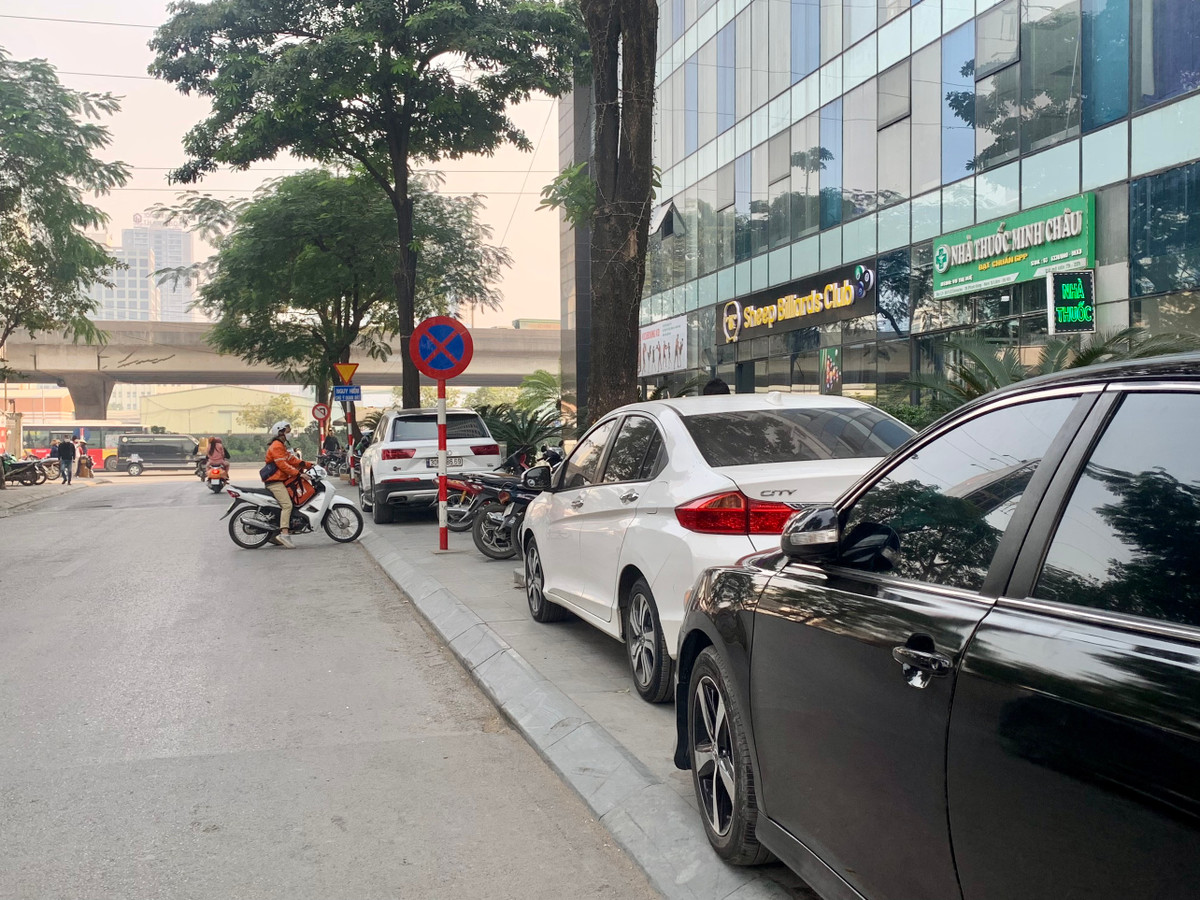 Điều đáng nói, mặc cho có biển cấm dừng cấm đỗ, những chiếc xe ô tô và cả xe máy vẫn ngang nhiên đỗ trên vỉa hè mà không bị lực lượng chức năng xử lý.