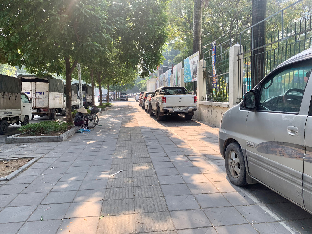 Mặc cho lệnh cấm, cả 2 bên đường trước cổng trường vẫn la liệt ô tô.