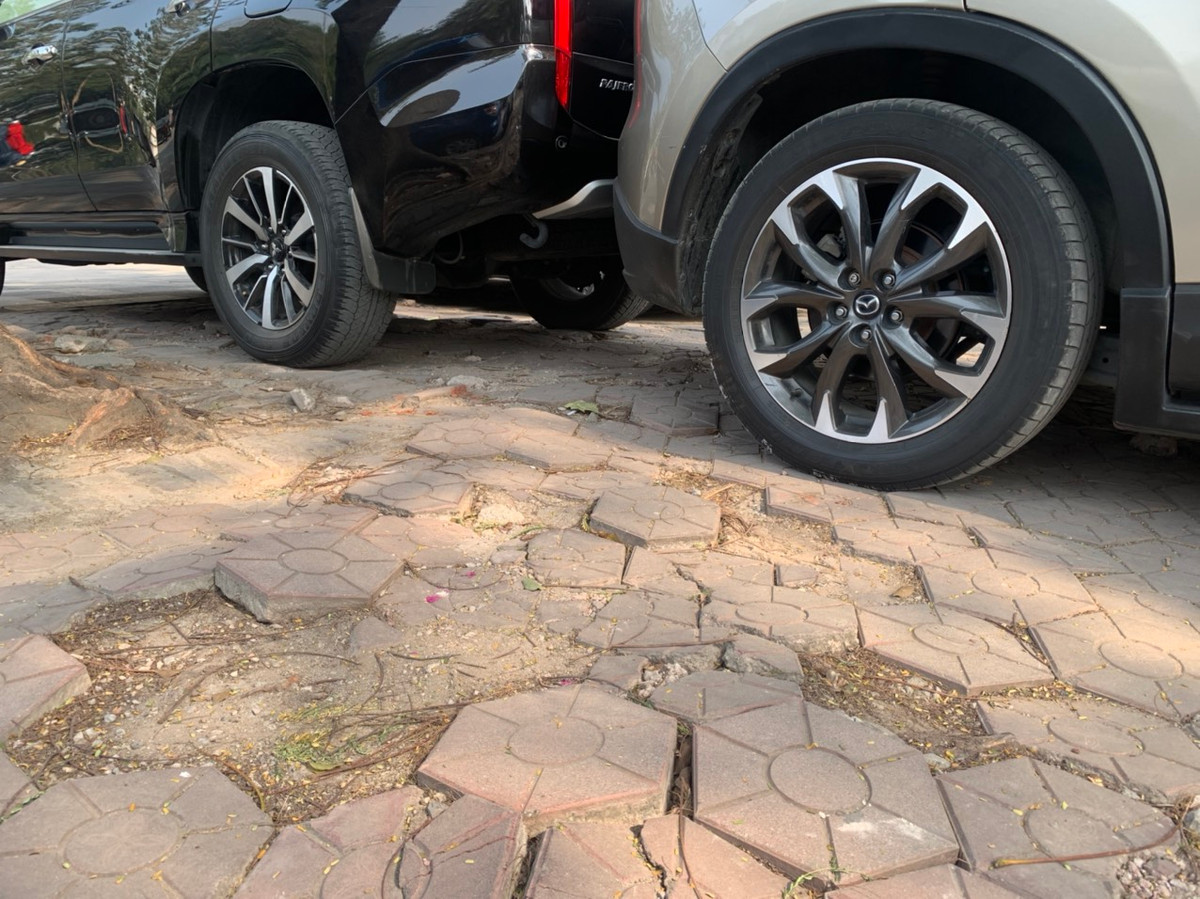 Tuy nhiên, theo ghi nhận của PV Báo Tri thức và Cuộc sống thời điểm ngày 20/12, nhiều vỉa hè của các tuyến phố Hà Nội vẫn phải “oằn mình” gánh chịu hàng trăm chiếc ô tô dừng dỗ, lấn chiếm diện tích của người đi bộ.