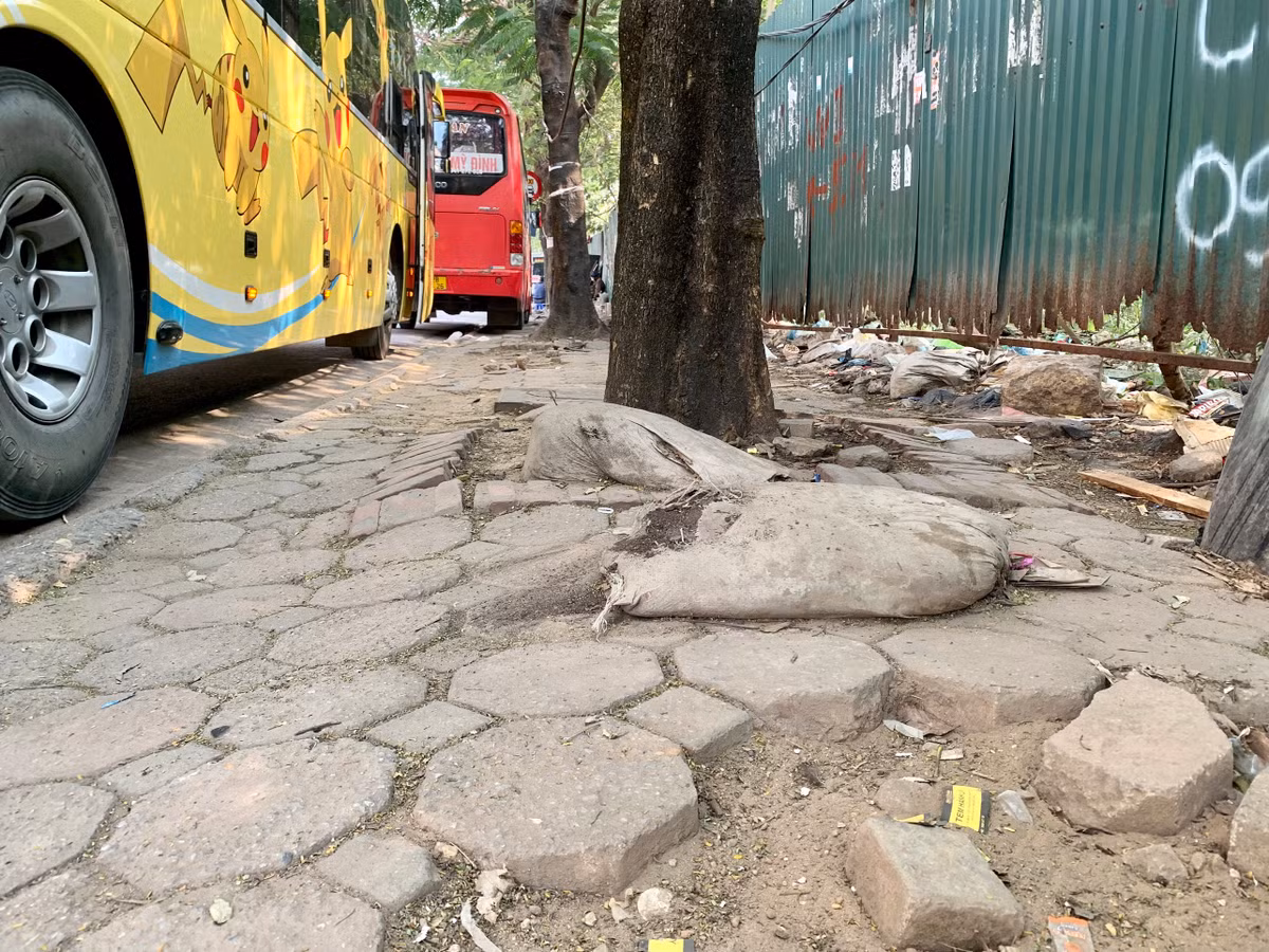 Toàn bộ diện tích vỉa hè bị lấn chiếm để dừng đỗ ô tô trái quy định.