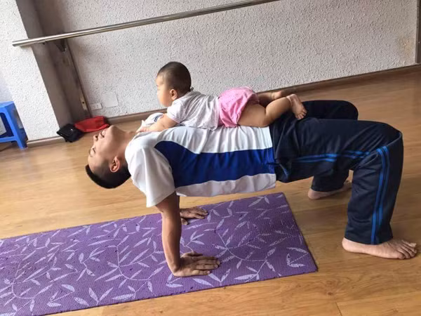 Chi Anh chia se cuoc song hanh phuc ben vo Hoa khoi kem 20 tuoi-Hinh-4