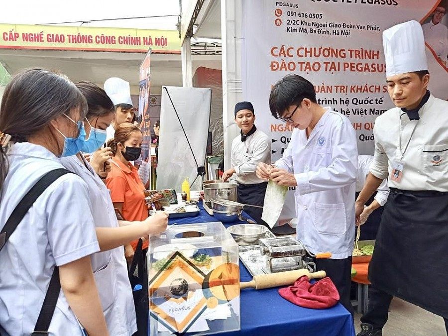 Ha Noi to chuc tu van, huong nghiep, gioi thieu viec lam cho sinh vien