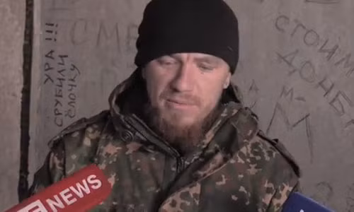 Chi huy ly khai Donetsk dang dan dinh chinh tin don