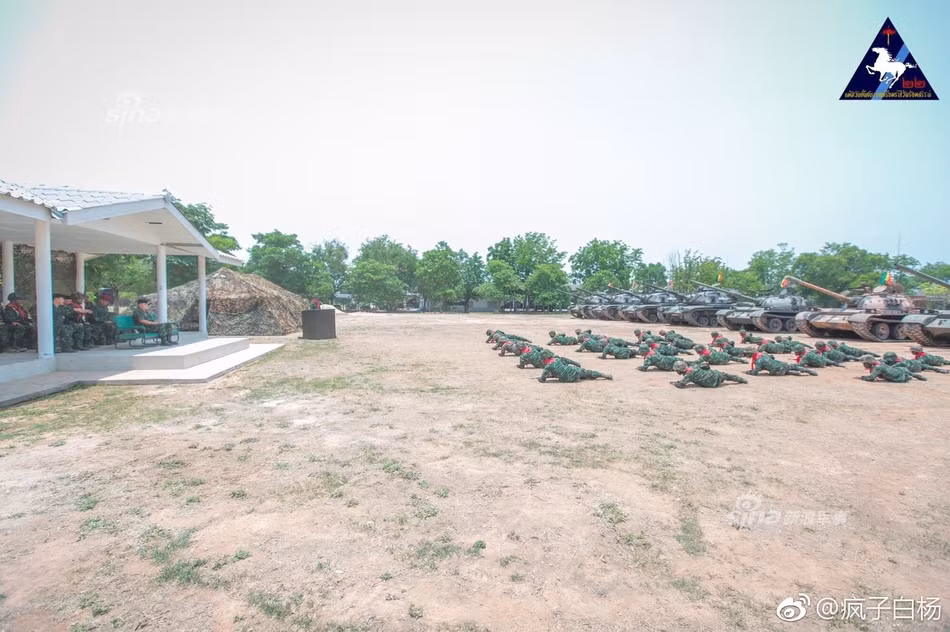 Đáng chú ý, ở một số góc ảnh còn có dáng dấp của dòng xe tăng Type 69 do Trung Quốc sản xuất. Điều đó là vô cùng bất ngờ bởi từ năm 2004, Thái Lan đã loại biên chế toàn bộ 100 chiếc Type 69 vì chất lượng kém dù mới sử dụng chưa đầy 20 năm. Nguồn ảnh: Sina