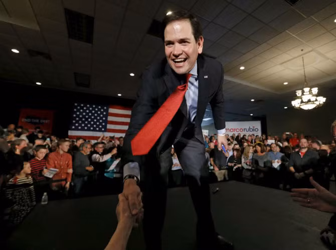 Thượng nghị sĩ Marco Rubio bắt tay người ủng hộ trước cuộc họp kín vào ngày Siêu thứ ba ở Minnesota.