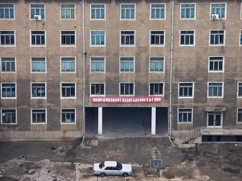 Bên trong những tòa nhà đồ sộ như vậy ở Bình Nhưỡng vẫn để trống không.