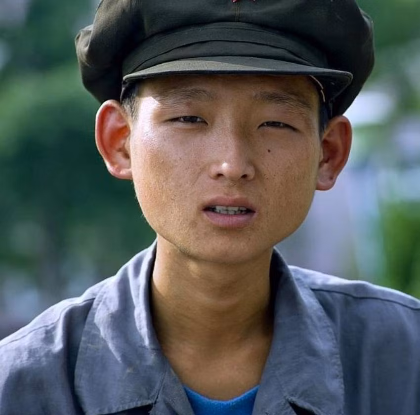 Bức ảnh chụp một binh sĩ Triều Tiên dường như bị suy dinh dưỡng.