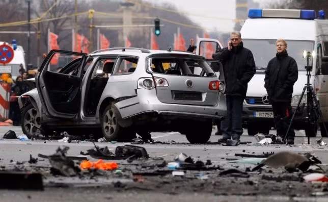 Vụ nổ ô tô khiến một người thiệt mạng, trong khi chiếc xe biến dạng.