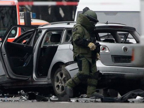 Sáng 15/3, một chiếc ô tô phát nổ kinh hoàng khi đang lưu thông trên đường phố ở Bismarckstrasse, thủ đô Berlin.