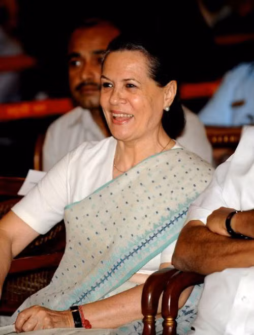 Tuy không trực tiếp tham gia chính quyền, nhưng Chủ tịch Đảng Quốc đại Ấn Độ Sonia Gandhi vẫn là một người phụ nữ đầy quyền lực.