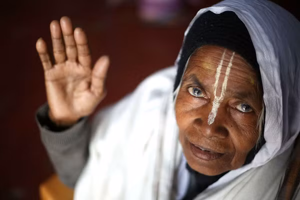 “Năm 9 tuổi, tôi bị ép lấy một người đàn ông 40 tuổi. Ông ấy qua đời vài năm sau đó và tôi trở thành góa phụ. Tôi đã bị cạo đầu và phải đi ăn xin. Cuối cùng, tôi bỏ chạy và tới Mathura cùng những góa phụ khác”, cụ Pingela Maiti, 85 tuổi, ngậm ngùi.