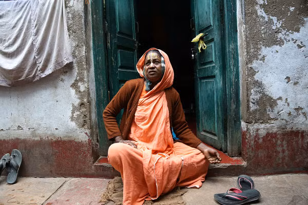 “Năm tôi 18 tuổi thì chồng qua đời. Tôi bị nhà chồng đuổi khỏi nhà vì họ sợ rằng tôi sẽ đòi chia tài sản. Thậm chí em trai tôi cũng không muốn tôi sống cùng gia đình nó vì cho rằng góa phụ sẽ mang lại nỗi bất hạnh. Và sau đó tôi đến Vrindavan”, góa phụ Arti Mistri, 65 tuổi, kể về hoàn cảnh của bà.