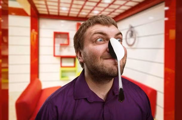 Kỷ lục giữ thăng bằng nhiều thìa trên mặt nhất, với 31 chiếc thìa trên mặt, thuộc về Dalibor Jablanovic ở Stubica, Serbia. Kỷ lục này được thiết lập ngày 28/9/2013.