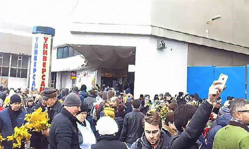 Khoảng 2.000 người đã được cảnh sát Nga sơ tán khỏi một khu hội chợ hoa sau khi bị đe dọa đánh bom.