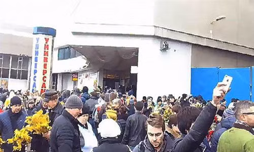 Khoảng 2.000 người đã được cảnh sát Nga sơ tán khỏi một khu hội chợ hoa sau khi bị đe dọa đánh bom.